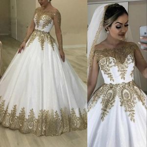 2021 Luksusowy Bling Dubai White Gold Ball Suknie Ślubne Suknie Ślubne Suknie Ślubne Sheer Długie Rękawy Off Ramię Bateau Neck Appliqued Sparkly Glitter Cekiny Koronki