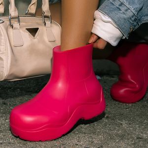 Rainboots Moda Su Geçirmezliği Tasarım Modern Ayak Bileği Elastik Üst Kalın Platform Düz Yükseklik Artan Kaymaz Yağmurlu Ayakkabı