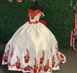2022 moderna röda och vita d blommiga blommor quinceanera prom klänningar mexikanskt av axelkristall med ärmar boll klänning formell kväll klänning vestidos anos