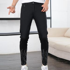 Мужские джинсы падают 2021 мода уличный стиль твердые джинсовые брюки разорванный человек преступный досуг стройный черный