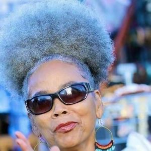 Granny Ash Pferdeschwänze Natrual Graues Haar Kurzer Afro-Puff-Pferdeschwanz Afroamerikaner Schwarzgrauer gefälschter Pferdeschwanz mit Kordelzug und Clip