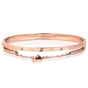 Eleganter Armreif mit Herz-Charm für Damen, roségoldfarben, Edelstahl, österreichischer Stellux-Kristall mit römischem Buchstaben Q0719