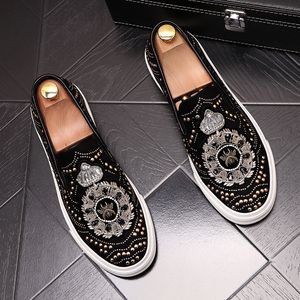 Fashion Schuhe Nieten Leder Löwenzahn Slip Spikes flach auf Männern Stickerei Kleiderladung Rauchen Slipper Freizeitschuh B68 209 pro