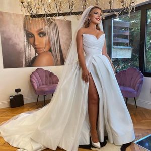 Abiti da sposa designer abito da sposa scollo a cuore satinato a cuore pieghe arruffated su misura con un treno a spazzatura ad alta spazzatura ad alta spazza