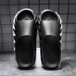 Sell well Black Slippers Breathable and lightweight flip-flops Lady Gentlemen Flip Flops Mens Womens Sandy beach shoes Shower Room Indoor Scuffs