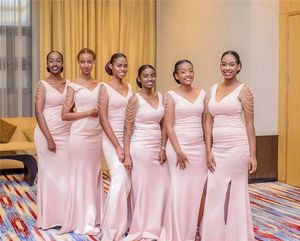 2021 Afryki Baby Pink Mermaid Druhna Dresses V Neck Perły Zipper Powrót Split Długość podłogi Plus Size Wedding Guest Guest Honor Suknia