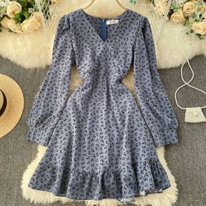 Vår Höst Kvinnor Sexig V-Neck Ruffled Blommig Print Dress Vintage Puff Sleeve Böhmen Mini Casual Beach 210423