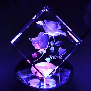 Dekorative Objekte Figuren Handgefertigte schöne Rose 3D-Lasergravur Kristallblockglas LED-Gravurwürfel mit rotierender Musikbasis für Chri