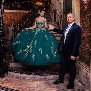 2021 Sexy Hunter Verde Quinceanera Vestidos Ball Vestido Desligado Ombro Ouro Lace Appliques Cristal Beads Tule Mangas Curtas Doce 16 Aniversário Festa de Aniversário Vestidos De Noite