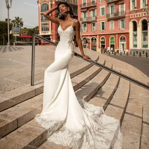 Elegantes rückenfreies afrikanisches Meerjungfrau-Hochzeitskleid 2021 Sexy Spitzenschwanz Boho Brautkleider Spaghettiträger Satin Böhmische Braut Roben De Mariage Abiti Da Cerimonia