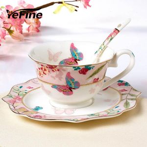 Yefineセラミックコーヒーカップセット骨中国ドリンクウェア磁器茶カップとソーサーの午後のクリスマスプレゼント