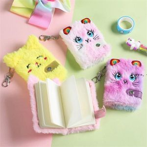 Newcute Cat Plush Notebook för flickor Party Favor Kawaii Hängsmycke Keychain Furry Cats Notebook Daily Planner Journal Book Note Pad RRF12438