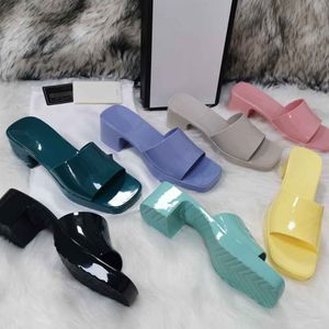 Tasarımcılar Kadın Terlik Platformu Alfabe Terlik Leydi Baskı Sandal Patent Deri Kalın Alt Terlik Parlak Deri Topuk Sandal Moda Plaj Ayakkabıları