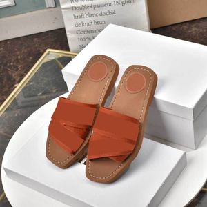 2022 Moda di alta qualità Pantofole da donna Woody Mules Designer Canvas Pantofole intrecciate Summer Outdoor Peep Toe Pantofola casual L