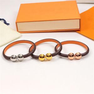 Runde Snap-Charm-Armbänder aus Leder mit Box, klassischer Blumen-Buchstaben-Armreif, elegantes Designer-Armband für Straßenpartys