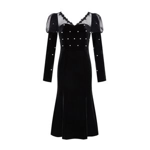 Kobiety Elegancki Czarny V Neck Velvet Długim Rękawem Długość Kolana Frezowanie Syrenka Dress Trąbka Mesh Puff Pearl D3046 210514