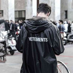 Män bärbara Loog Vetements Windbreaker Black Trench Ytterkläder Vattentät solskyddsmedel Hooded Raincoat 210819