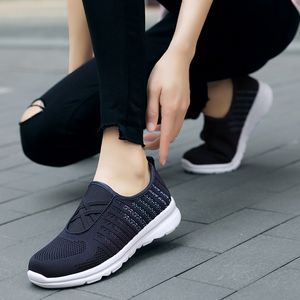 All'ingrosso 2021 di alta qualità per uomini scarpe da corsa sportive da donna Sneakers traspirante con corridori grigi neri EUR 35-42 WY27-2063