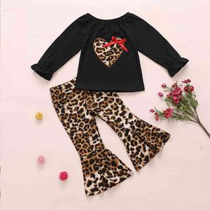 Conjuntos de roupas de meninas Primavera Outono One-ombro Leopardo Imprimir Love Top + Calças Flared 2pcs Roupas para 2-6Y 210528