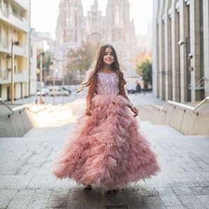 ほこりのピンクの花の女の子のドレスレースの羽毛キャップスリーブPageant Gowns Tule Rufflesスカートの女の子の誕生日パーティードレス