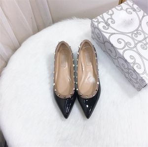 Classic Women Dress Shoes Fashion Good Quality Brand Läder Flat Base Rivet Weding Shoe Kvinnlig Designer Sandaler Ladies Bekväm Casual Party Skor V90814