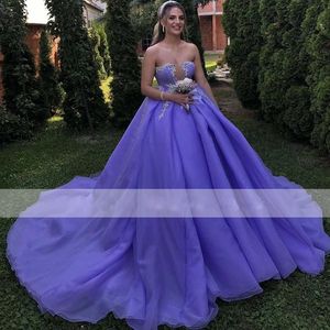 Lavendel ruffles prinsessa aftonklänningar axelfria en linje formell prom klänningar skivningsapplikationer röd matta kändis klänning 326 326
