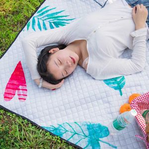 家族の友達のための屋外の折りたたみピクニック毛布の庭のキャンプのマットパッドY0706