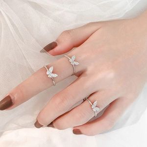 Elegante anello di apertura a farfalla flash semplice in acciaio inossidabile alla moda per i regali di San Valentino del vento freddo della personalità delle donne