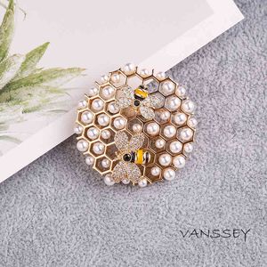 Vanssey Vintage Fashion Bee Beehive Natürliche Perle Cubic Ziconia emaillierte Brosche Pin Hochzeit Party Zubehör für Frauen
