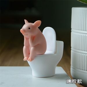 Söt gris sitter på toaletten djur pvc modell handling figur dekoration mini kawaii leksak för barn barns present hem inredning 211101