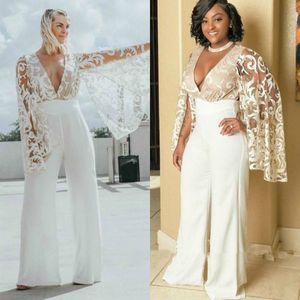 2022 Cape V Neck Boho Jumpsuit Bröllopsklänningar Brudklänningar Lace Top Full Sleeves Split Plus Size Women Byxor Suit Beach Bride Dress