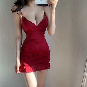 WOMENGAGA Sexy Low Bust V-Ausschnitt Unregelmäßiger schlanker Gesäß elastischer einfarbiger Tank Rüschen Miniweste Kleid Korea Frauen Kleider WQ98 210603