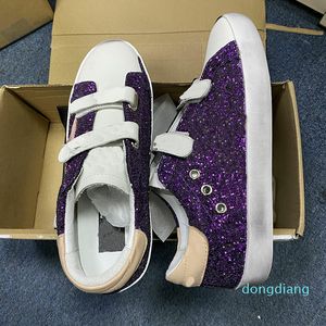 İtalya Deluxe Marka Ayakkabı Rahat Klasik Çocuk Boyutu Eski Kirli Altın Glitter Shearling Sneakers Deri Üst Kristal Toe Star ve Topuk Met