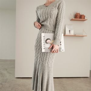 Fashion Stickad 2 Piece Set Kvinnor Långärmad V-Neck Pullover Tröja Toppar + Midi Mermaid Skirt Lady Ol Knitting Suit 210514