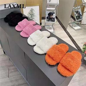 2021 Nowy Casual Furry Ciepłe kapcie Płaskie Dolne Zewnętrzne Nosić Trendy Lamb Wełna Panie Pantofle Light Luxury Brand Kobiety Buty Y1120