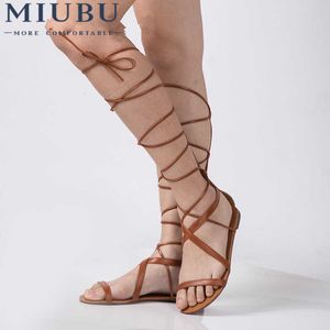 Miubu Artı Boyutu 5-10 Moda Gladyatör Sandalet Kadınlar Seksi Kesme Diz Yüksek Sandalias Yaz Tarzı Rahat Çevirme Ayakkabı Y0721