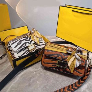 Shoppingväskor axel designer väska kvinnor tiger mönster baguette läder crossbody klaff tote check tråd handväska dubbla bokstäver fast