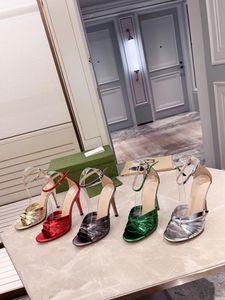 2022 Novas mulheres estiletas estilistas de moda redonda sapatos de casamento de casamento de verão aberto