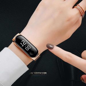 Top Marka Fashion Geneva Designer Ladies Watch Prostokąt Quartz Gold Wrist Watch Luksusowe prezenty dla kobiet