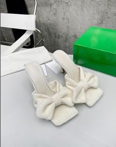 2022 Mulheres chinelas de designer sandálias Moda feminina com caixa de luxo Flor Flor Impresso Rivets unissex praia chinelos de chinelos de chinelos tamanho 35-41 9cm 889
