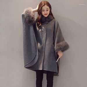 Kvinnorsullblandningar High Street Bat Style Cloak Medium Längd Kvinnor Woolen Coats Mode Avtagbar Fur Collar Flare Ärm Höst Vinter
