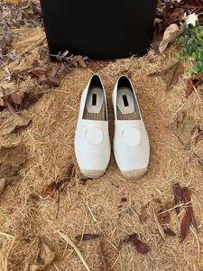 ストロー織物の女性のフォーマルシューズファッションメタルの美しさのボタン刺繍入りキャンバスフラットシューズショーパーティー快適なデザイナー靴の高級ボックス35-41