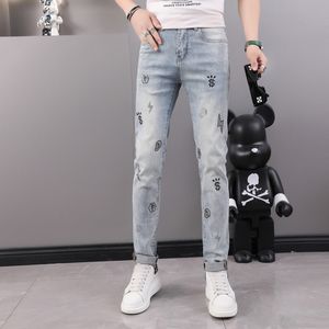 Nya trend män jeans broderade rhinestone modedesign man blyertsbyxor smal passform hög kvalitet mångsidiga byxor streetwear denim byxor 28-36