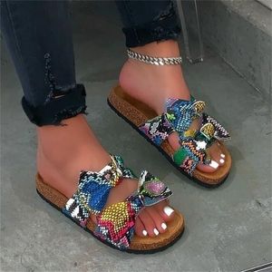 Mode Frauen Hausschuhe Strand Schuhe Bogen Kreuz Dicke Sandalen Leopard Korn Outdoor Wild Reise Hause Flache Hausschuhe Y200624