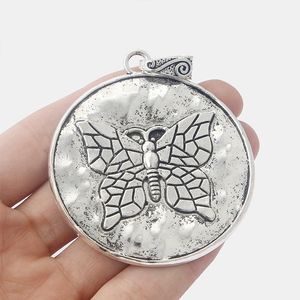 Collane con ciondolo Colore argento tibetano Pendenti rotondi in metallo a forma di farfalla intagliata grande per la creazione di gioielli Risultati di collane fai da te 61mmPendan