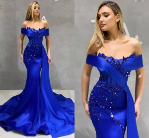 Elegant utanför axeln kunglig blå sjöjungfru prom klänningar med pärlor satin ruffles långa kvällsklänningar vestidos de fiesta