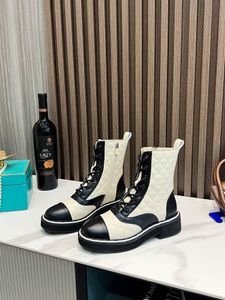 Botas de tornozelas de couro feminino Martin Booties Classic Fashion Calfskin Lace Up Boot