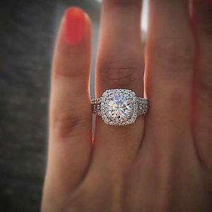 クラスターリングホワイトゴールドカラーモアッサナイトリング女性のためのスクエア Anillos Bizuteria 結婚式バゲ宝石ダイヤモンドジュエリー BoxCluster