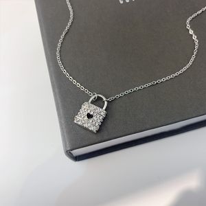 2022 Fashion Ladies Lock Design Pendant Necklace Frosty Wind Hollow Love Diamond Jewelry Skicka släktingar och vänner till älskare utan att bleka