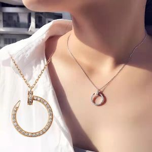 Collana per unghie con diamanti pieni di moda per donna Collana con ciondolo amore in acciaio al titanio di alta qualità Gioielli di design classici